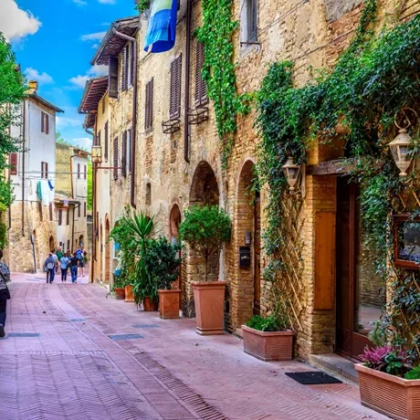20210311165036-san-gimignano-shutterstock-1078952924